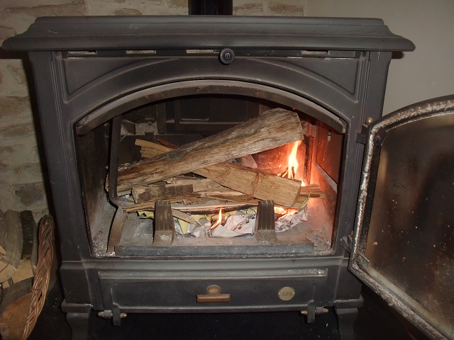 Allumer un feu de bois - allumer le feu