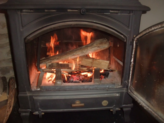 Allumer un feu de bois - allumer le feu de partout