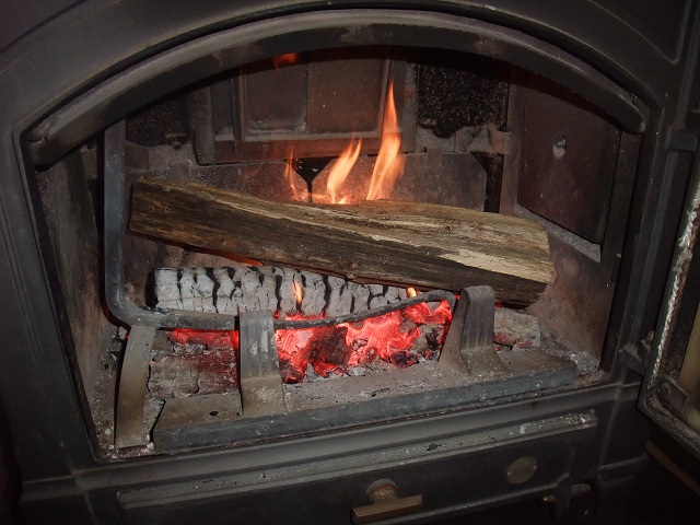 Allumer un feu de bois - alimenter le feu avec des buches de taille variable