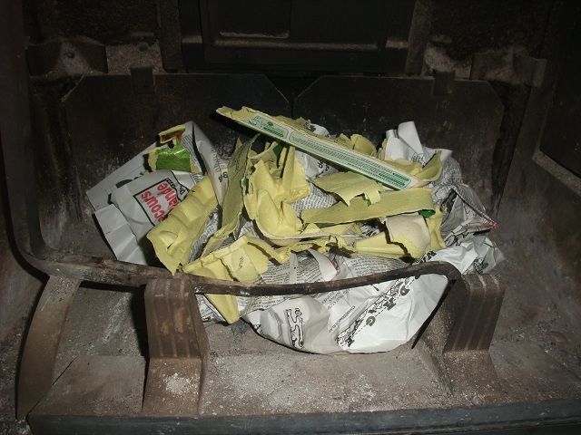 Allumer un feu de bois - mise en place du carton ou de la boite d'oeuf