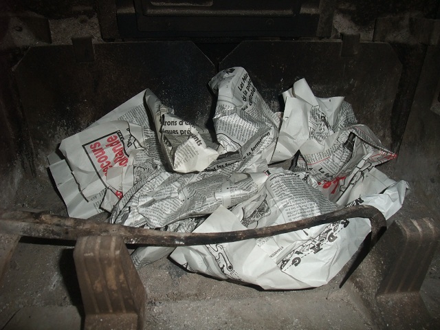 Allumer un feu de bois - mise en place du papier journal