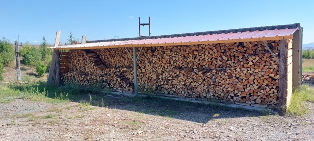 Le bois de chauffage est rangé un abri bois, au sec.