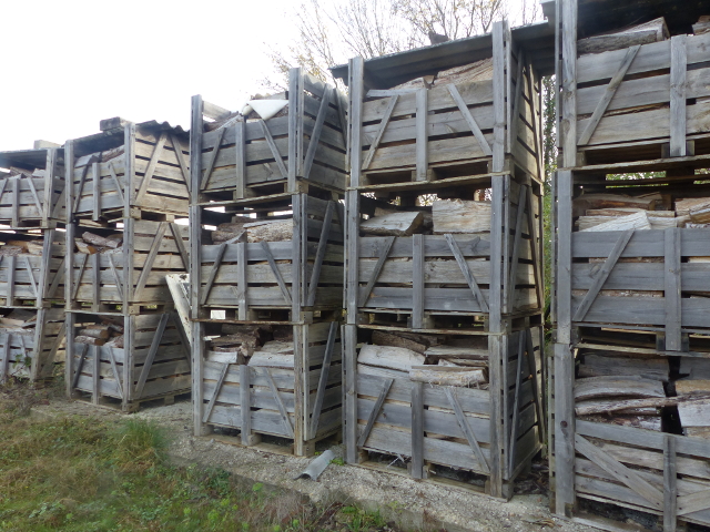 Le bois de chauffage est stocké dans des casiers spéciaux en bois.