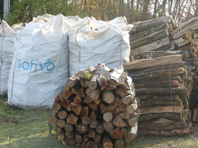 Le bois de chauffage est stocké dans des sacs en stère.