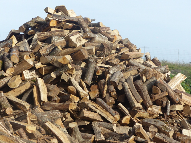 Le bois de chauffage est stocké en vrac.
