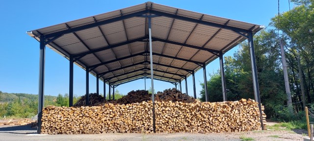 Le bois de chauffage est rangé sous notre hangar.