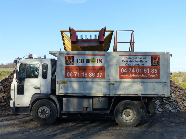 Le camion de livraison est prêt à livrer le bois de chauffage